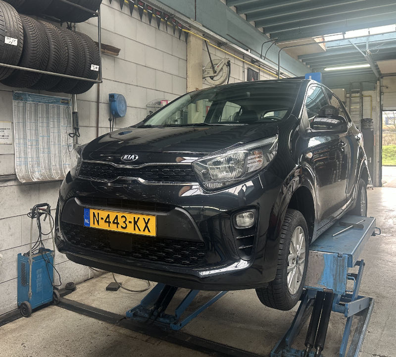 Lesauto TopClass Nederland op brug voor controle en montage winter- of 4-seizoenenbanden